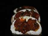 Toast gourmand de tomates cerise confites au four sur chèvre frais