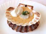 Noix de Saint-Jacques Cuite Attachée à sa Coquille Sauce Corail Citronnée et Sarriette et sa Crème Fouettée au Fumet de Barbes