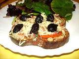 Tartines aux Tomates Oignons Olives et Jambon Cru sur Lit de Roquefort