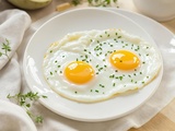 Astuces pour des œufs au plat parfaits : l’ingrédient secret à utiliser à la place de l’huile ou du beurre