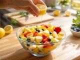 Ce geste simple empêche vos fruits de salade de brunir (vous l’oubliez toujours)