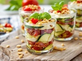 Facile et savoureuse : verrines fraîches de courgettes, tomates confites et fromage pour un été gourmand