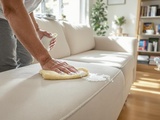 Incroyable mais vrai : la mousse à raser efface les taches sur vos canapés