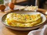 Œuf, un peu de fromage : l’omelette express qui sauve vos repas (et bluffe tout le monde)