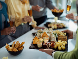 Plateau télé pour un apéro entre amis en été : léger, rafraîchissant et convivial