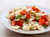 Salade composée de pâtes au céleri branche et tomates fraiches