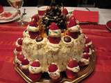 Gâteau des fêtes décoré avec des fraises père Noël