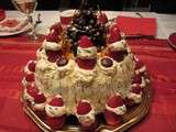 Gâteau des fêtes décoré avec des fraises père Noël