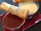 Nems de banane, sauces chocolat noir et chocolat blanc