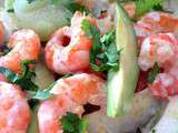 Salade aux crevettes, avocat, concombre et lait de coco