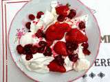 Vacherin aux fraises et compote de fruits rouges