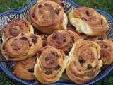 Brioche cannelle, noix et raisins