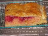 Galette des rois à la frangipane, aux biscuits roses et aux framboises