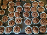 Petits biscuits aux blancs d'oeuf au chocolat noir et noix de coco