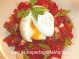 Salade de tomates, magret fumé et oeuf mollet