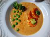 Crème de butternut au curcuma, crevettes et légumes verts