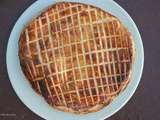 Galette des rois aux pommes avec des fruits de saison