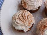 Muffins gourmands aux épices recouverts de crème fouettée, recette végétale