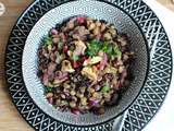 Salade complète d'hiver: lentilles, riz noir, grenade et noix