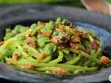 Spaghetti vertes à la crème de petits pois et aux fèves fraîches,