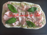 Pinsa stracciatella au pesto de pistaches et mortadelle