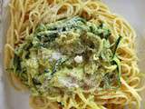 Spaghettis de courgettes sur fond de spaghettis classiques