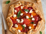 Tarte feuilletée aux tomates anciennes, chèvre frais & basilic