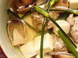 Soupe aux tofu, champignons de paille et bourgeons de ciboule