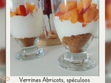 Abricots en verrines blanches sur lit de spéculoos