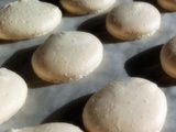 Macarons - La recette de base à la meringue française - La Machine à Explorer