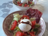 Salade romaine burratina et chips de grisons - La Machine à Explorer