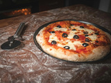 Pizza maison avec pâte toute prête : 5 étapes pour un résultat bluffant