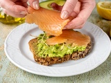 Tartine au saumon d’Ecosse, avocat et salade ciselée