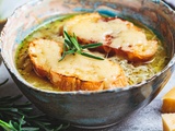 Traditionnelle soupe à l’oignon (simple) gratinée de ma grand-mère