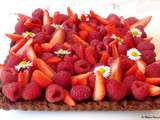 Tarte croustillante au chocolat, fraises et framboises