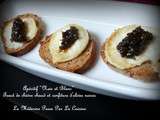 Toasts de crottin de chèvre et confiture d'olives noires