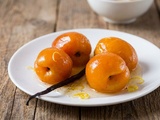 Abricots pochés vanille, miel et poivre long : la recette gourmande