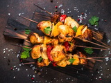 Brochettes de poulet mariné au citron vert et basilic frais – Saveur thaï