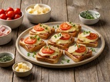 Canapés croustillants bacon, fromage et tomate
