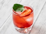 Mojito à la fraise et au basilic : fraîcheur estivale en 10 minutes