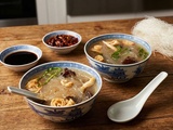 Potage chinois au vermicelle, bouillon de poulet et omelette