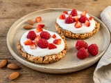 Tartelettes rhubarbe-chèvre : croustillant amandes, chantilly gourmande