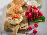 Tartines au fromage de chèvre frais et radis croquants, prêtes en 15 minutes