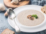 Velouté de champignons aux noix de Grenoble : recette simple et gourmande