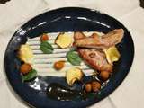 Aiguillettes de canard, sauce aux cerises, mousseline de topinambours, chips de panais