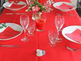 Table rouge pour un diner entre amis