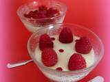 Panna cotta toute légère, savoureuse rougissante de framboises