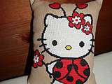 Coussin brodé hello Kitty pour Océane