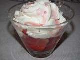 Verrine de fraises au sirop et chantilly à la vanille