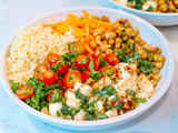 Bol d’halloumi et pois chiches rôtis à la poêle, vinaigrette au basilic et à la menthe